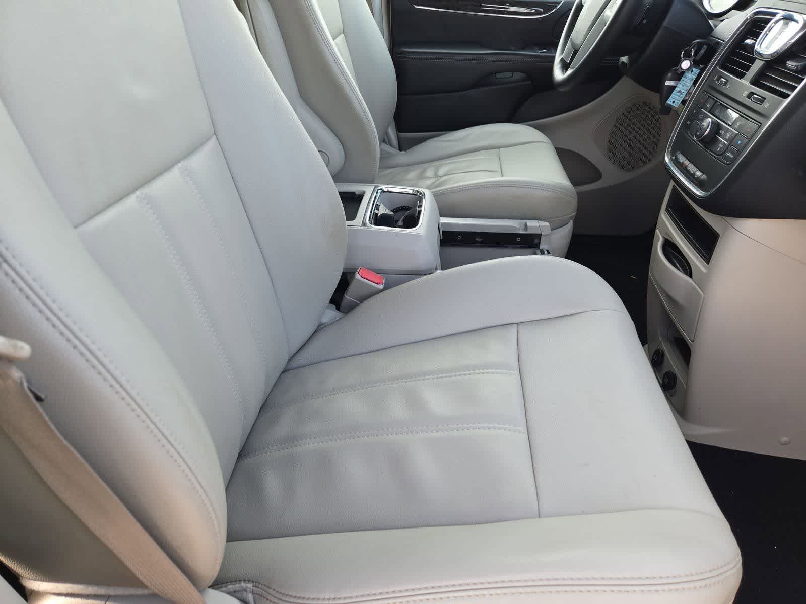 Thumbnail: 2013 Chrysler Town & Country - 19