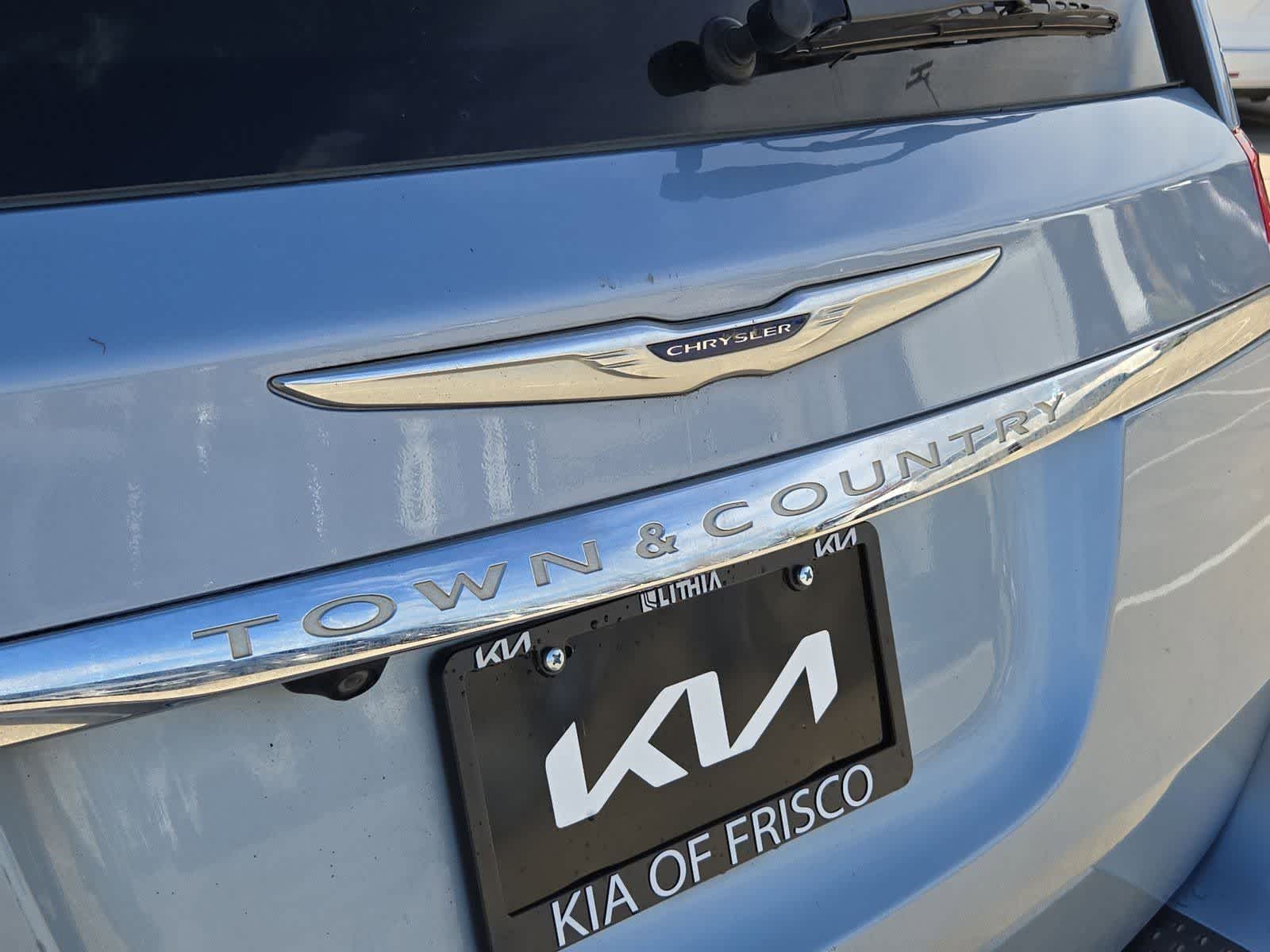 Thumbnail: 2013 Chrysler Town & Country - 11