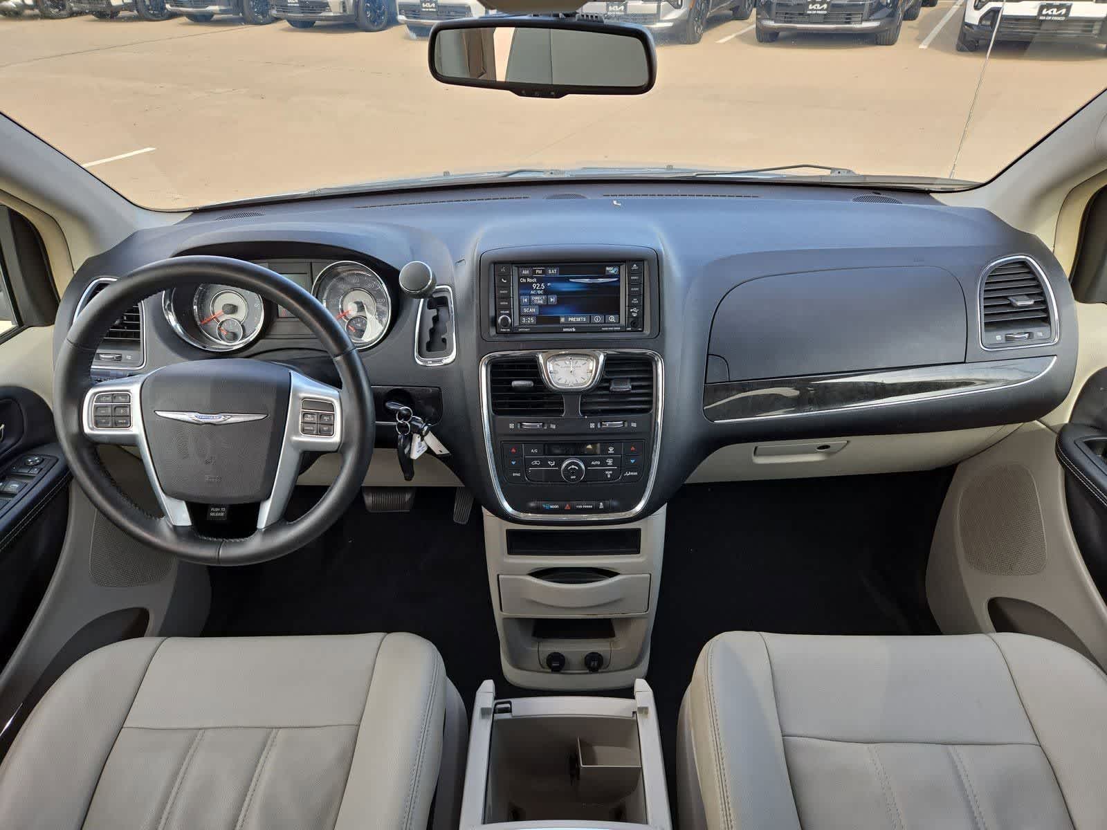 Thumbnail: 2013 Chrysler Town & Country - 13