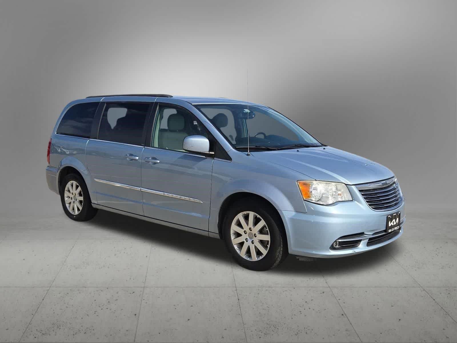 Thumbnail: 2013 Chrysler Town & Country - 8