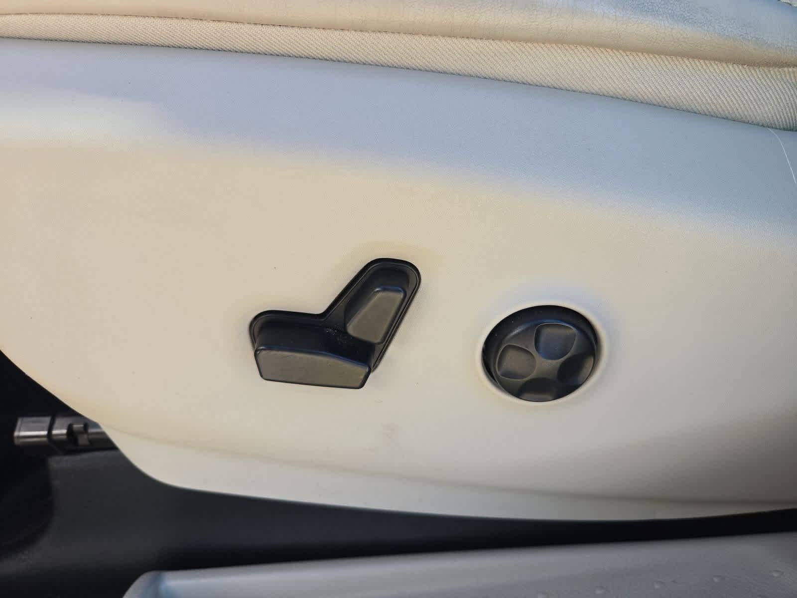 Thumbnail: 2018 Chrysler Pacifica - 16