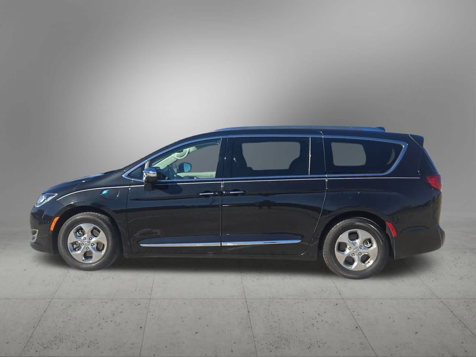 Thumbnail: 2018 Chrysler Pacifica - 3