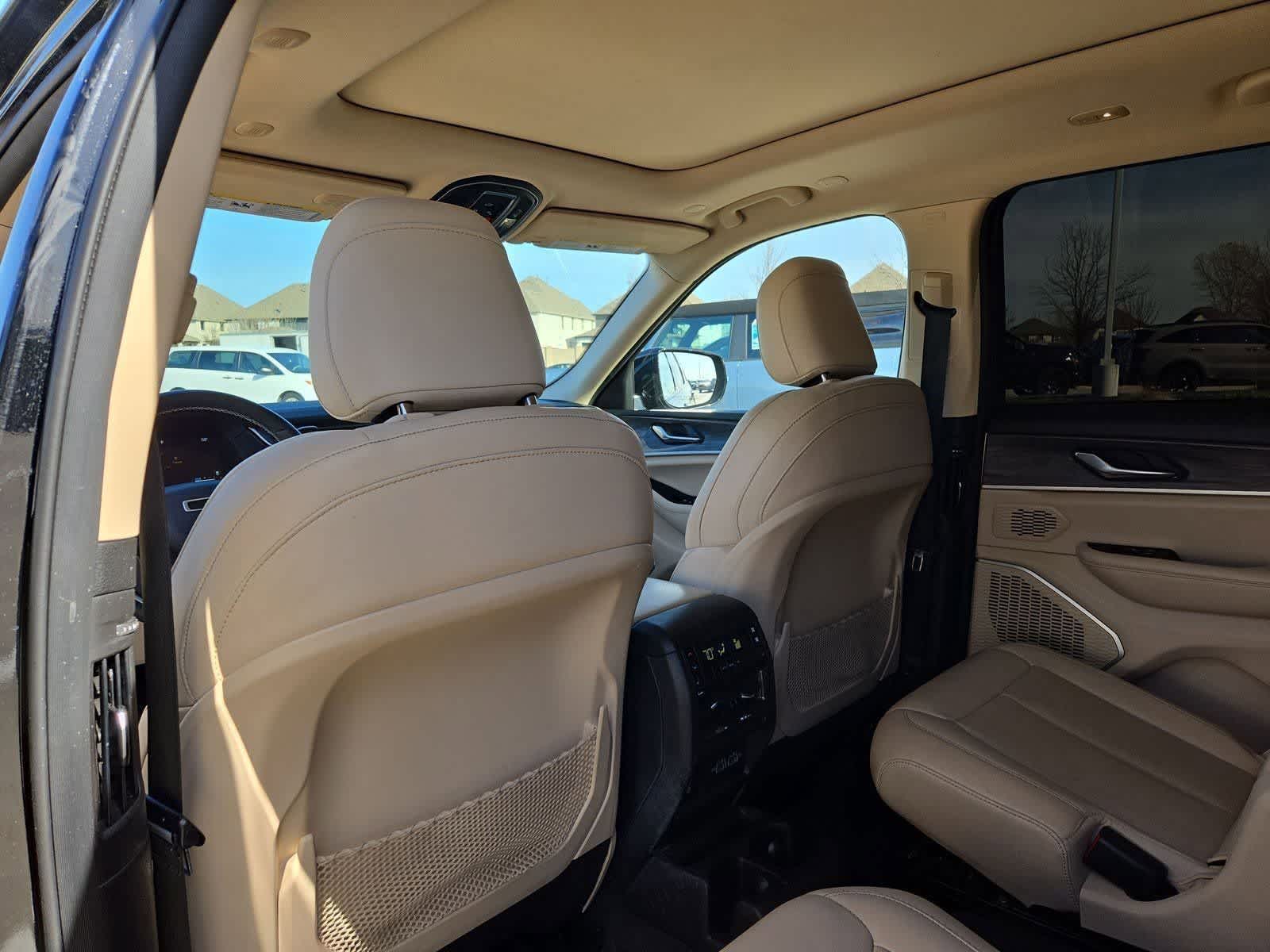 Thumbnail: 2022 Jeep Grand Cherokee - 16