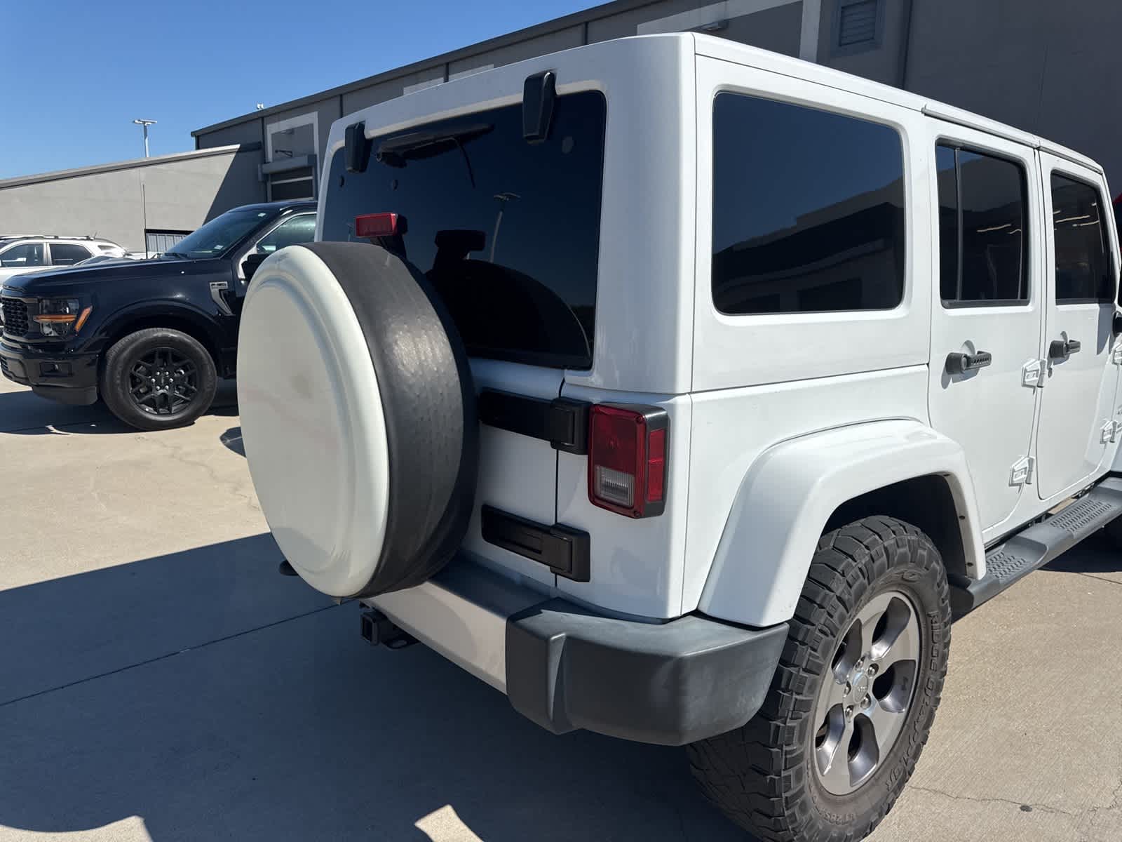 2016 Jeep Wrangler Unlimited Sahara photo 4