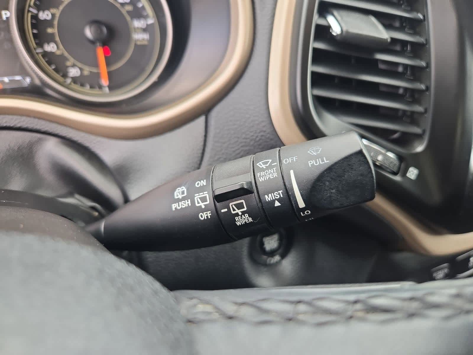 Thumbnail: 2018 Jeep Cherokee - 25