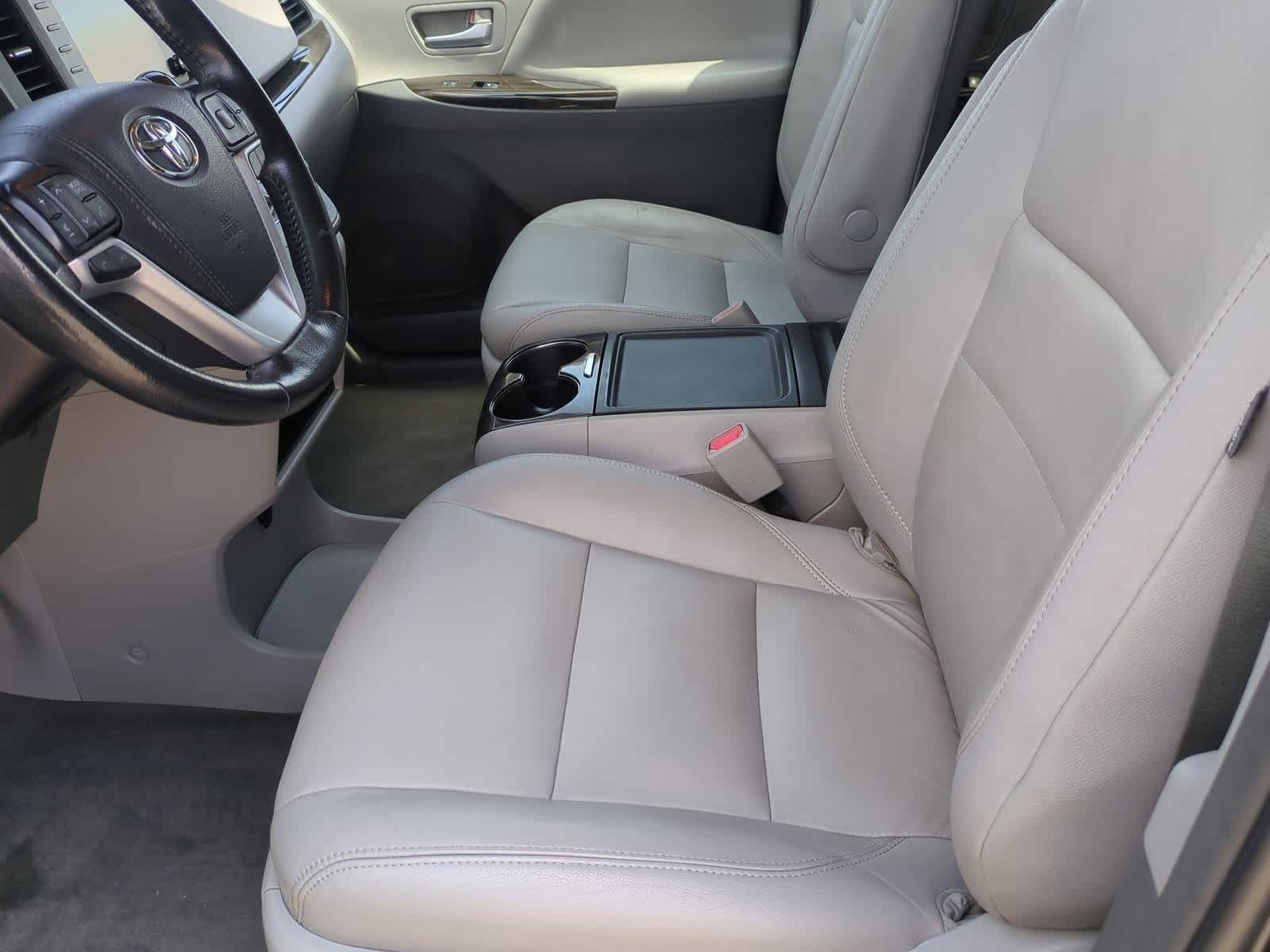 Thumbnail: 2019 Toyota Sienna - 16