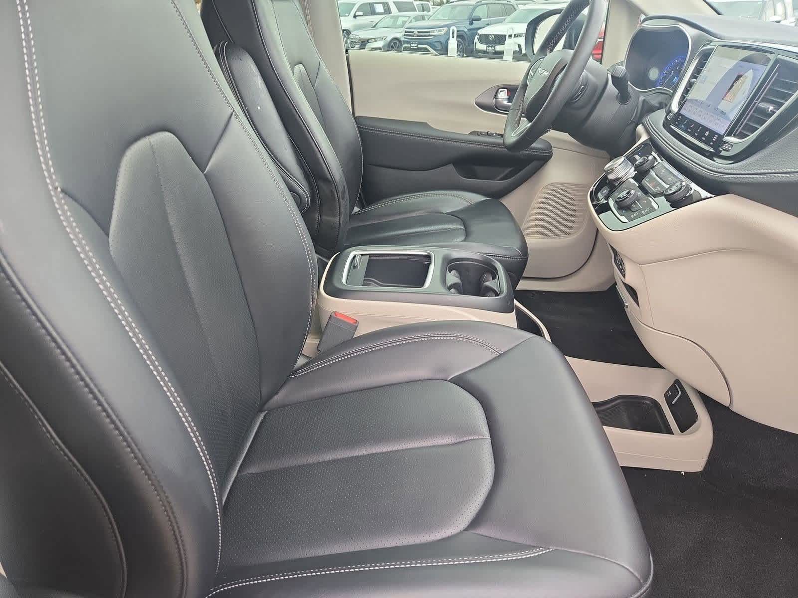 Thumbnail: 2023 Chrysler Pacifica - 21