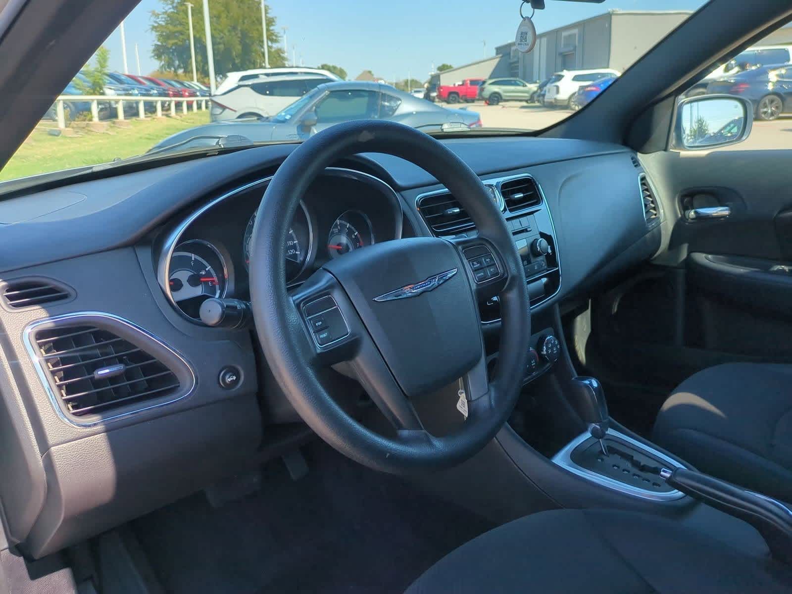 2014 Chrysler 200 LX photo 2