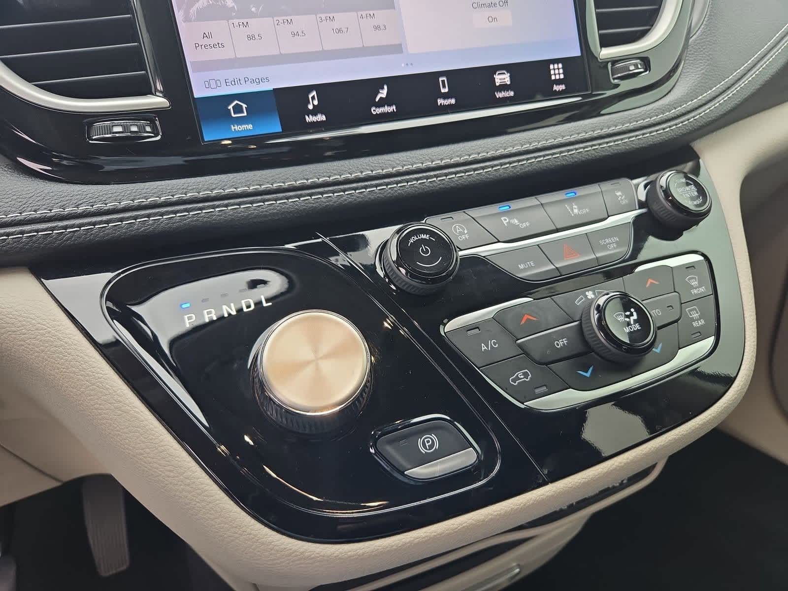 Thumbnail: 2023 Chrysler Pacifica - 30