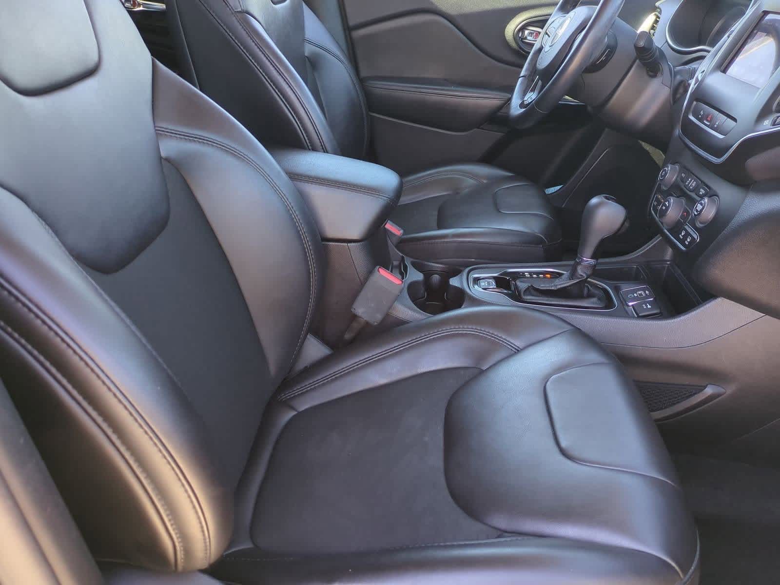 Thumbnail: 2021 Jeep Cherokee - 21