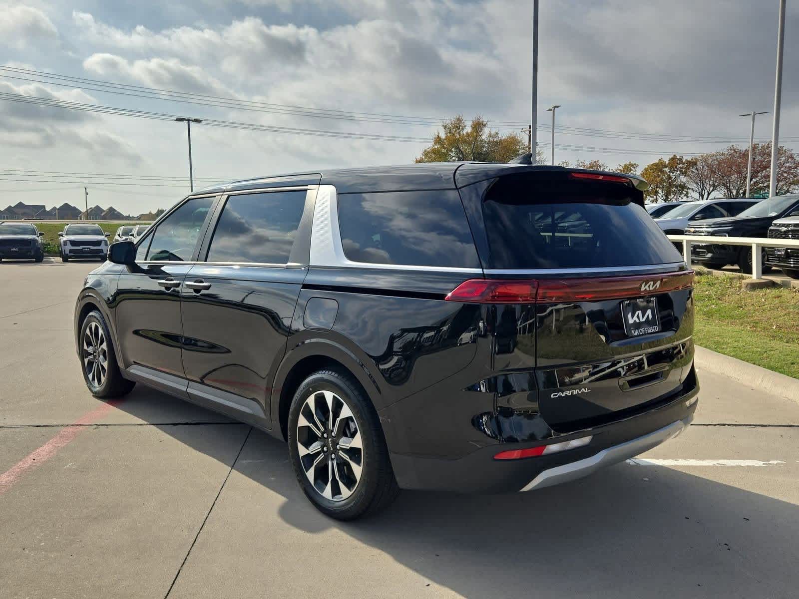 2024 Kia Carnival EX photo 2