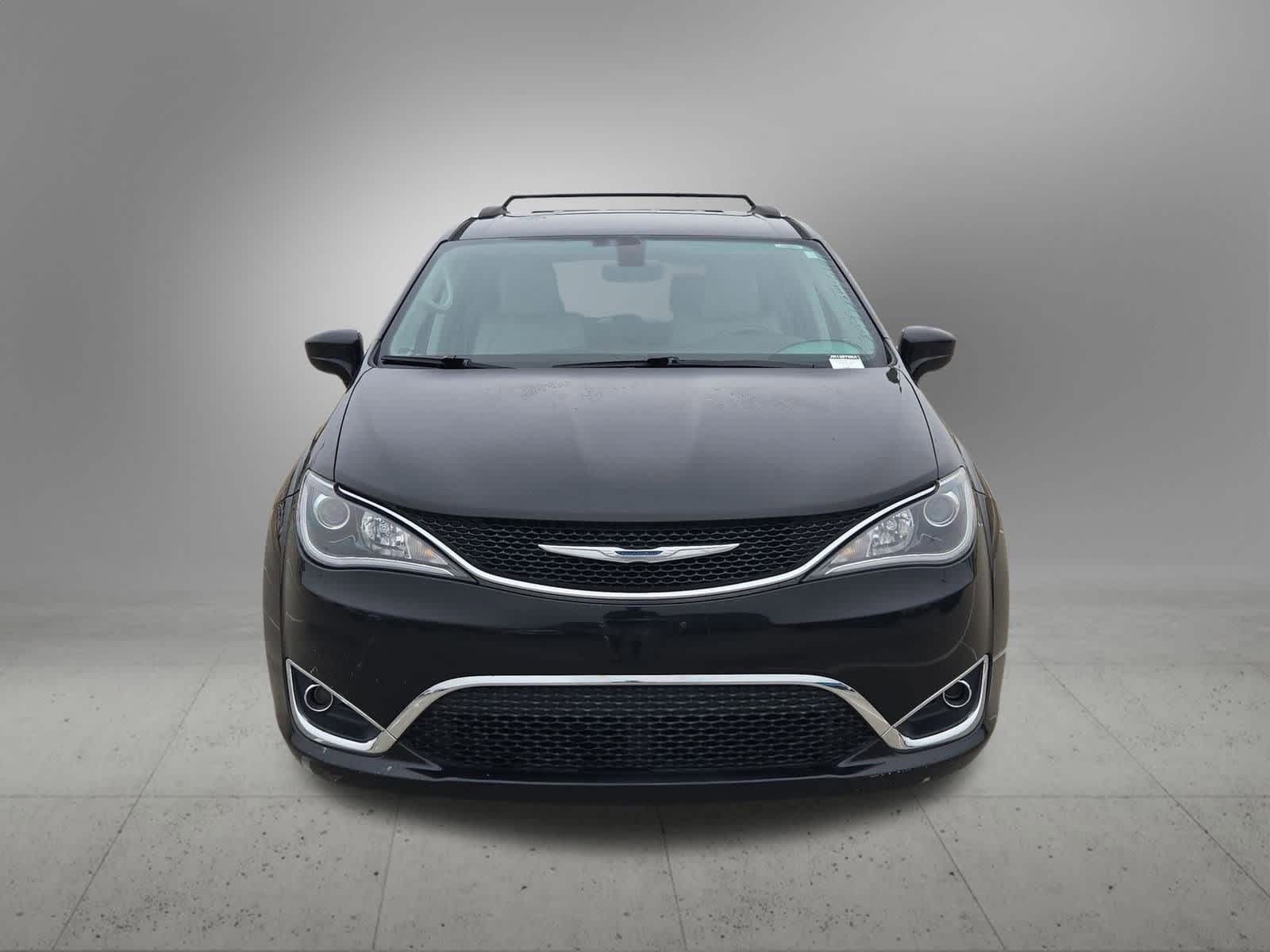 Thumbnail: 2018 Chrysler Pacifica - 9