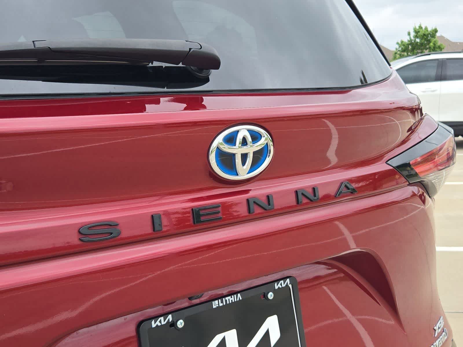 Thumbnail: 2022 Toyota Sienna - 12