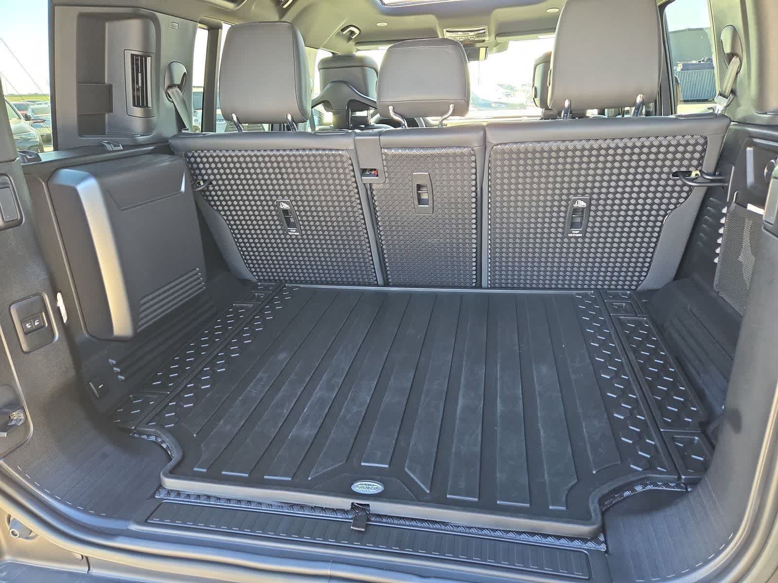 Thumbnail: 2023 Land Rover Defender - 33