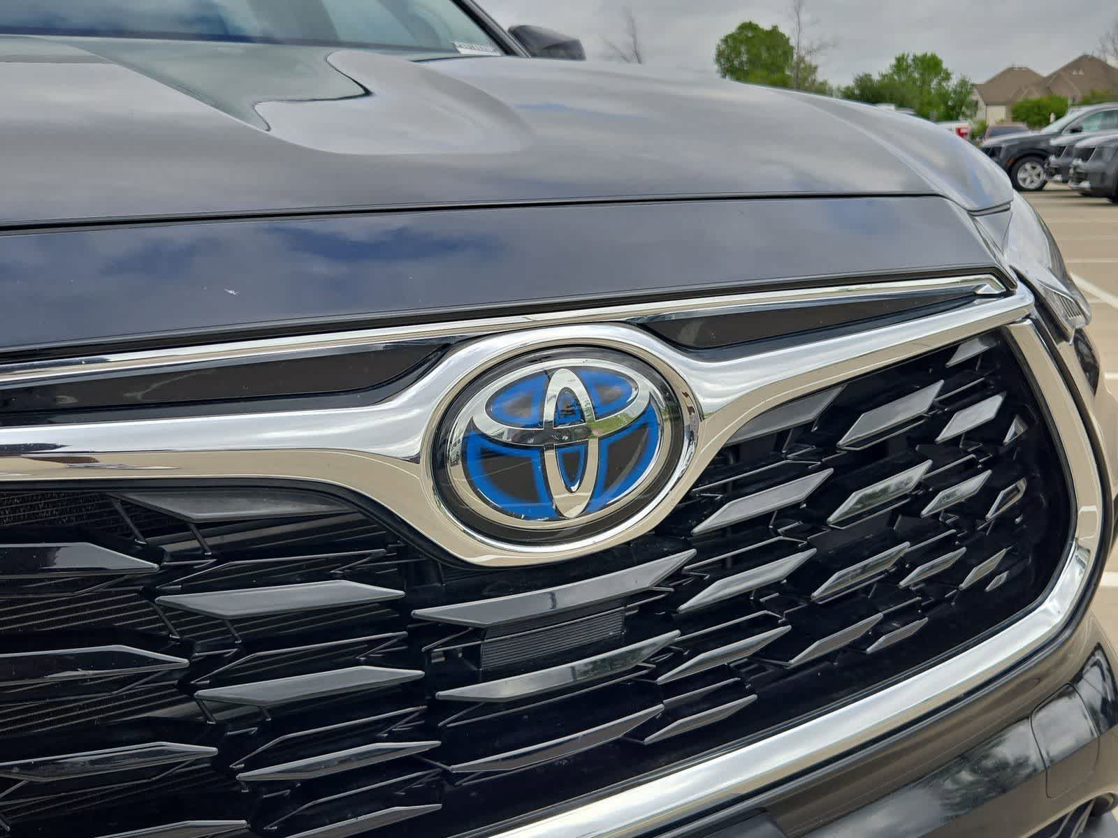 Thumbnail: 2023 Toyota Highlander - 11