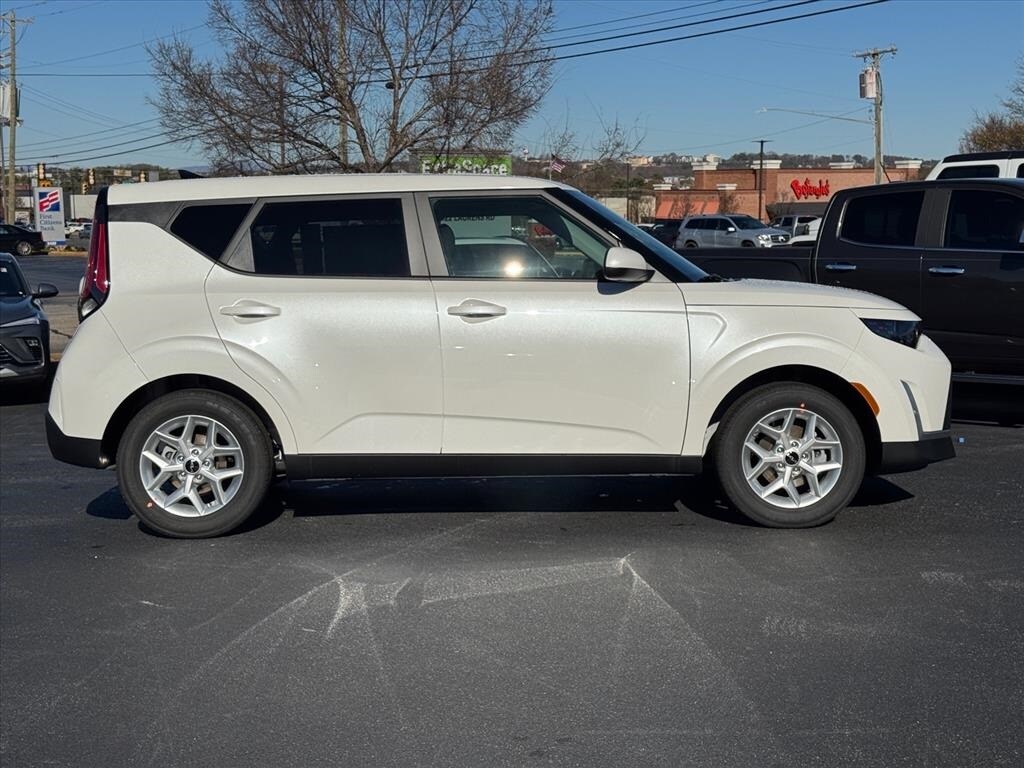 New 2025 Kia Soul LX Hatchback