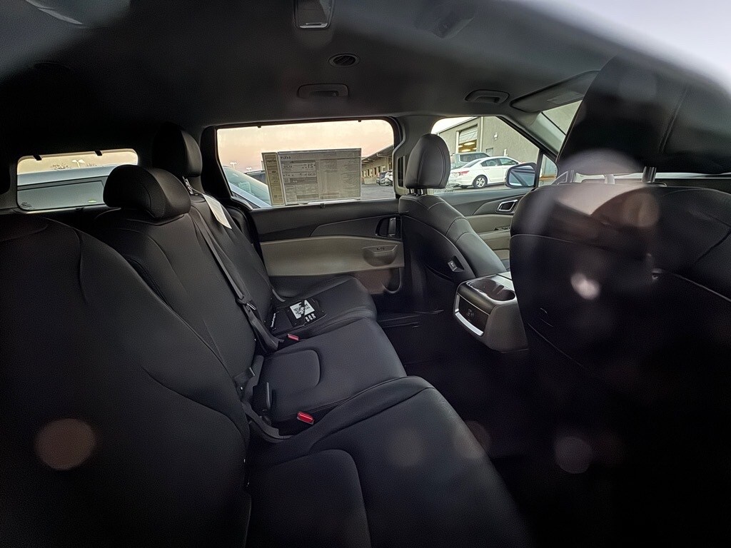 2026 Kia Carnival EX photo 3