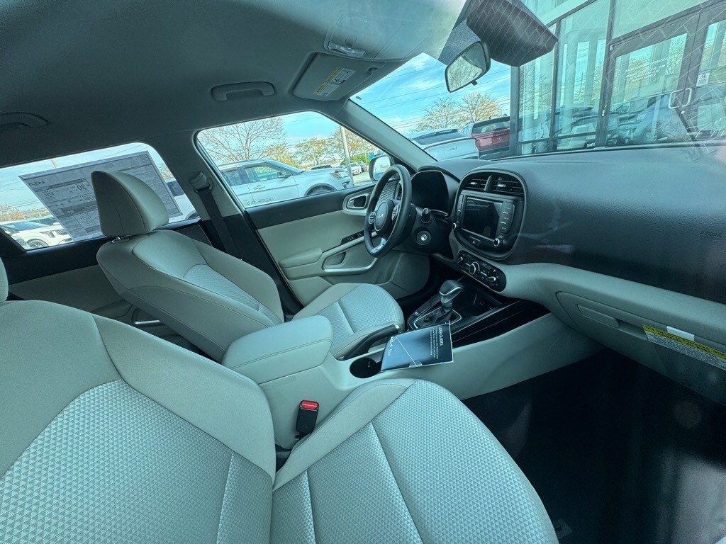 2025 Kia Soul LX photo 2