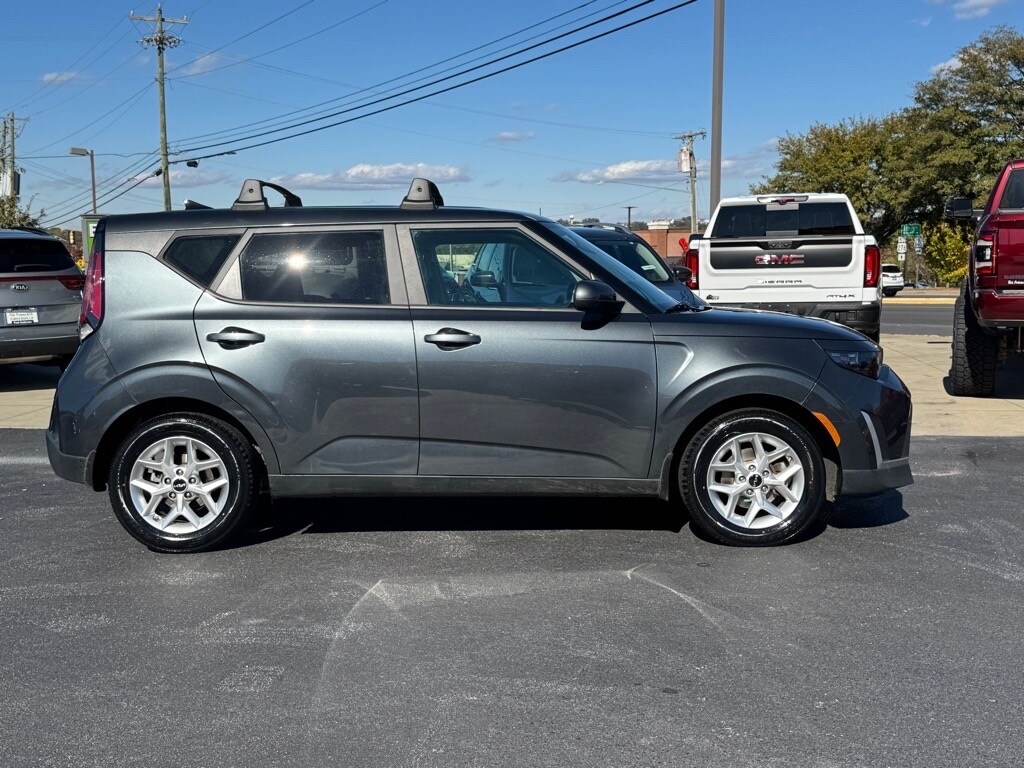 2023 Kia Soul LX photo 2