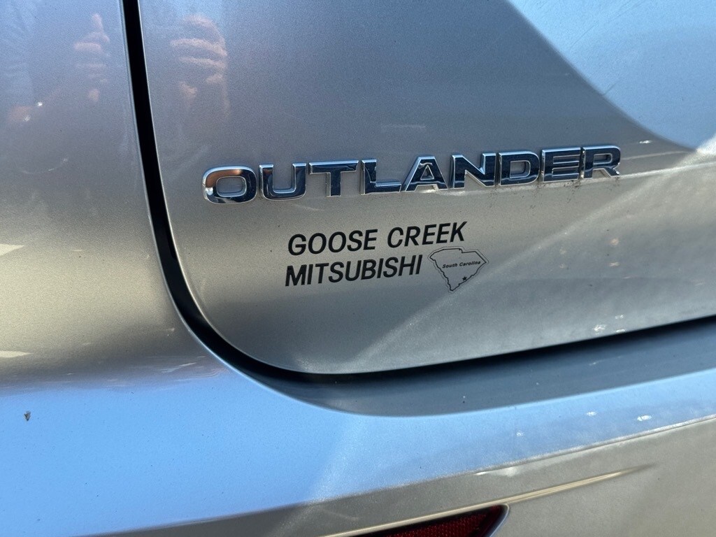 2024 Mitsubishi Outlander SEL photo 3