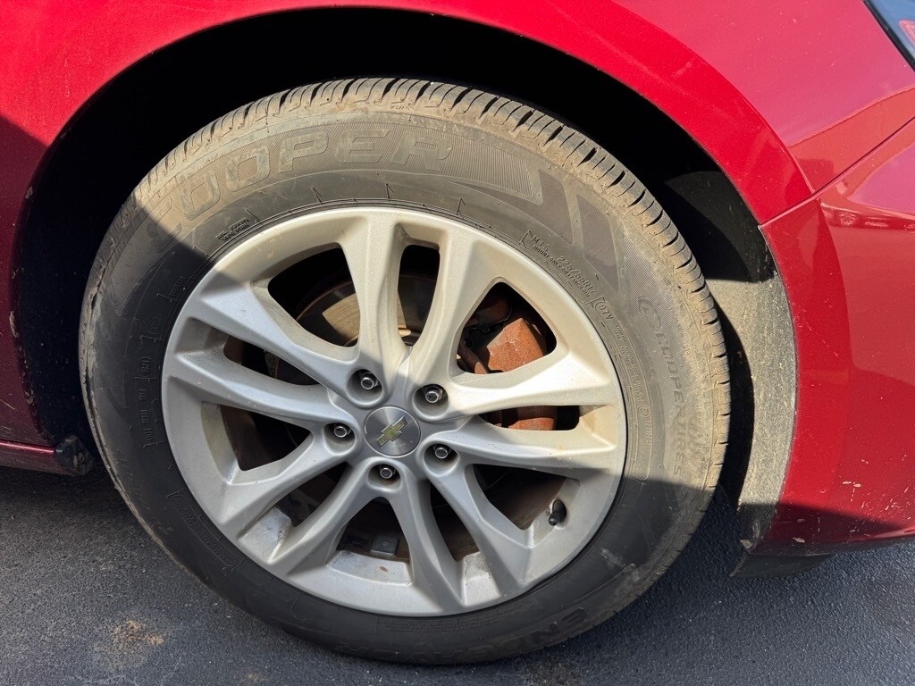 2018 Chevrolet Malibu 1LT photo 2