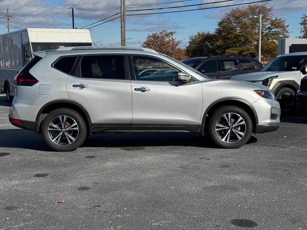 2019 Nissan Rogue SV photo 2