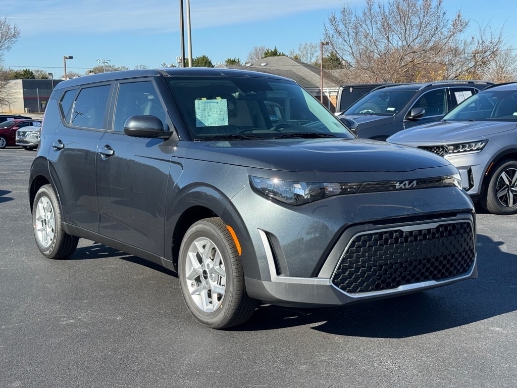 2025 Kia Soul LX's photo