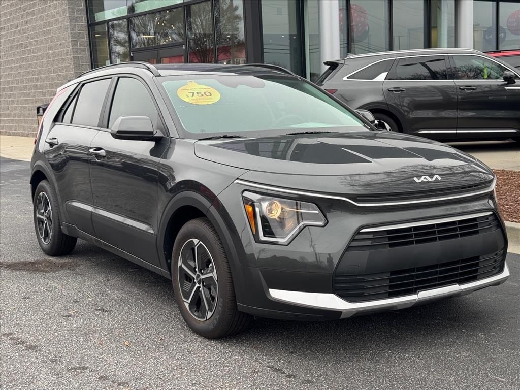 2025 Kia Niro LX's photo
