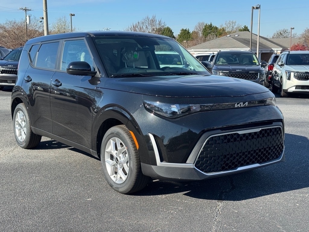 2025 Kia Soul LX's photo