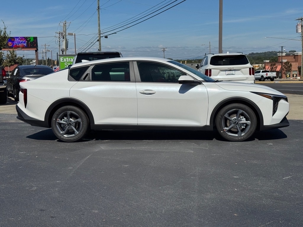 New 2025 Kia K4 LXS Sedan