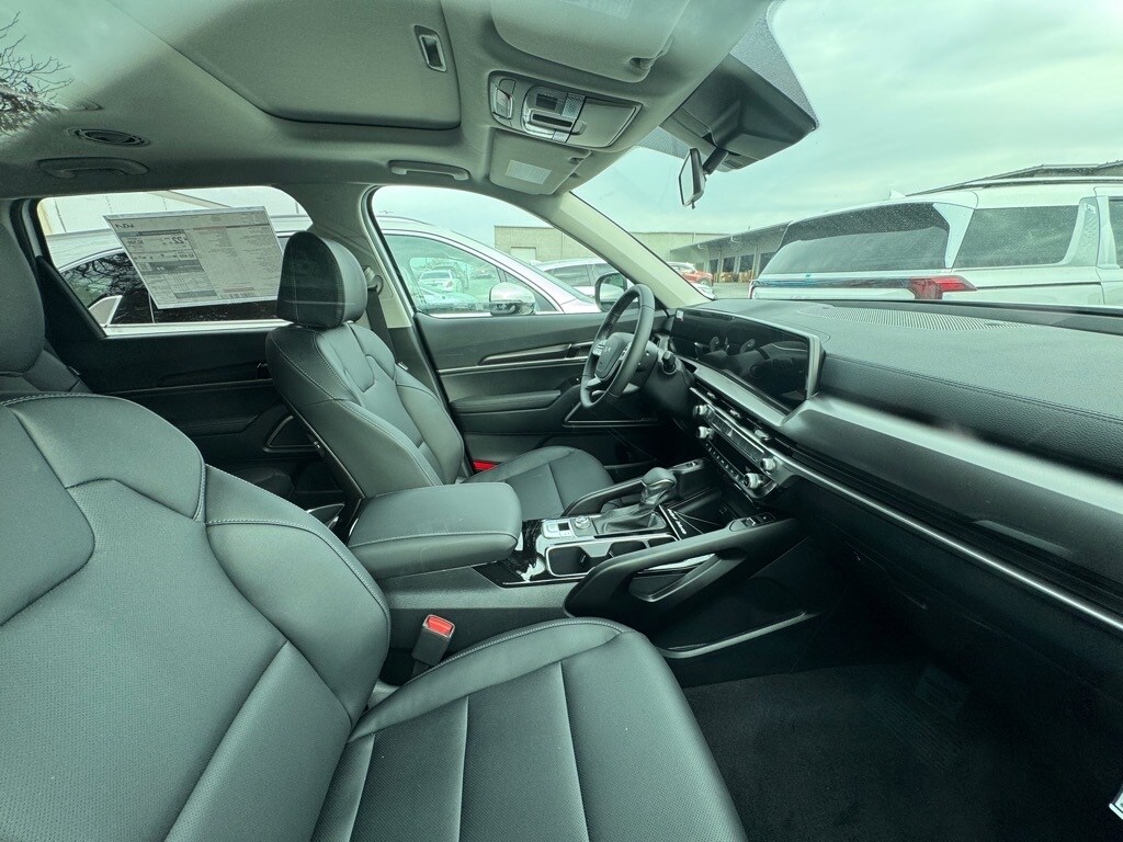 2025 Kia Telluride S photo 3