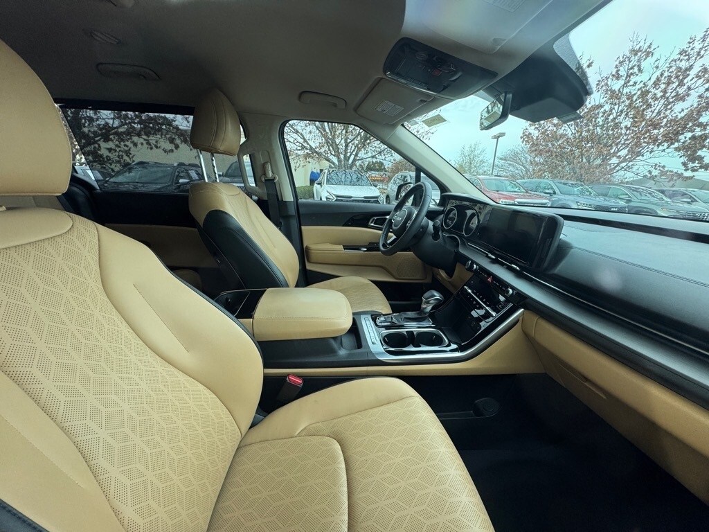 2023 Kia Carnival EX photo 2