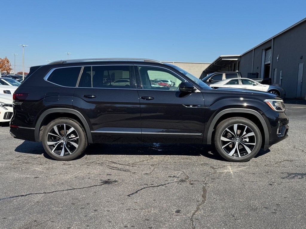 2024 Volkswagen Atlas SEL Premium R-Line photo 2