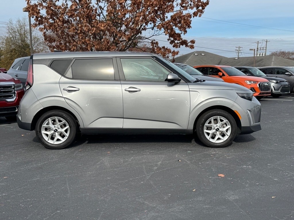 2023 Kia Soul LX photo 2