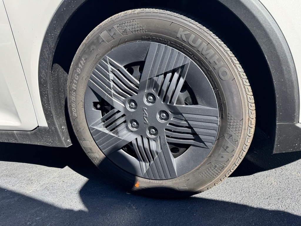 New 2025 Kia K4 LX Sedan