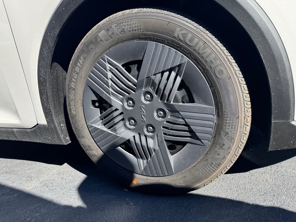 2025 Kia K4 LX photo 2