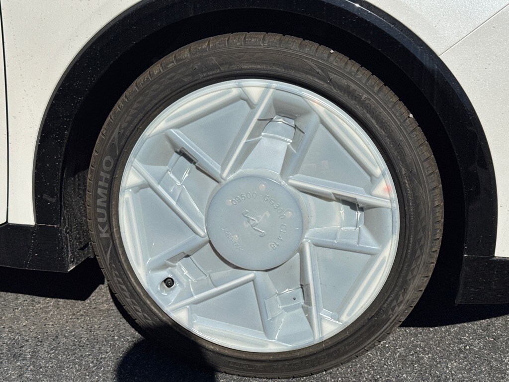 2025 Kia K4 GT-Line photo 2