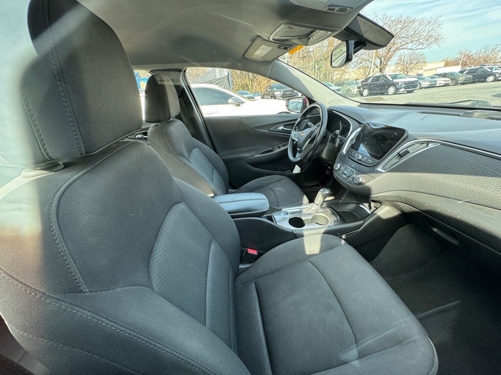 2018 Chevrolet Malibu 1LT photo 3