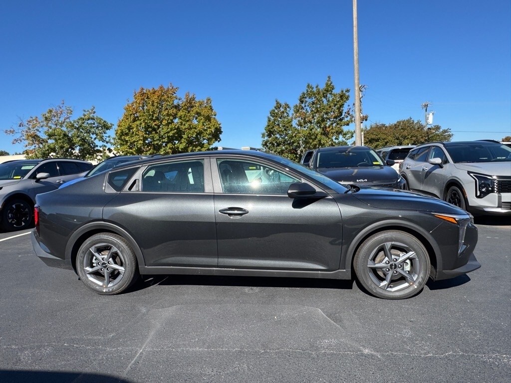 New 2025 Kia K4 LXS Sedan