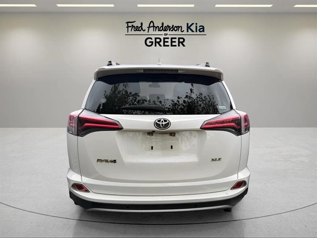2016 Toyota RAV4 XLE photo 3