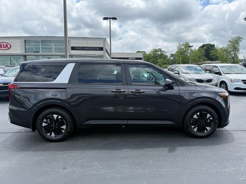 2025 Kia Carnival LXS photo 2