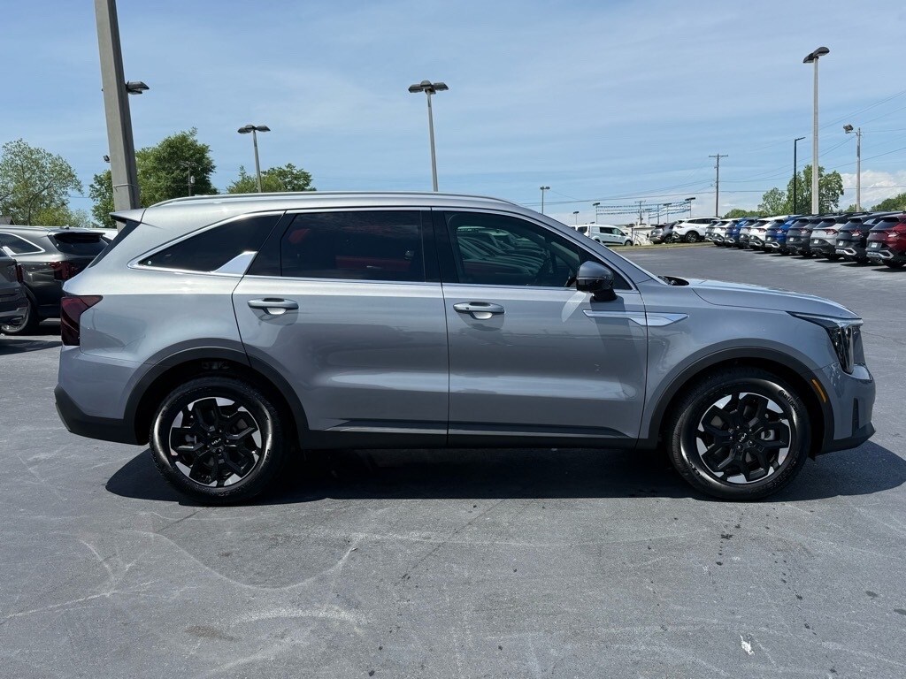 2025 Kia Sorento S photo 2