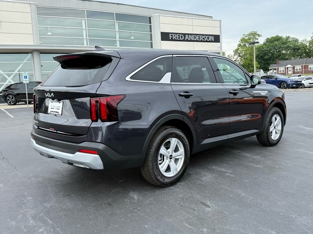 2025 Kia Sorento LX photo 3