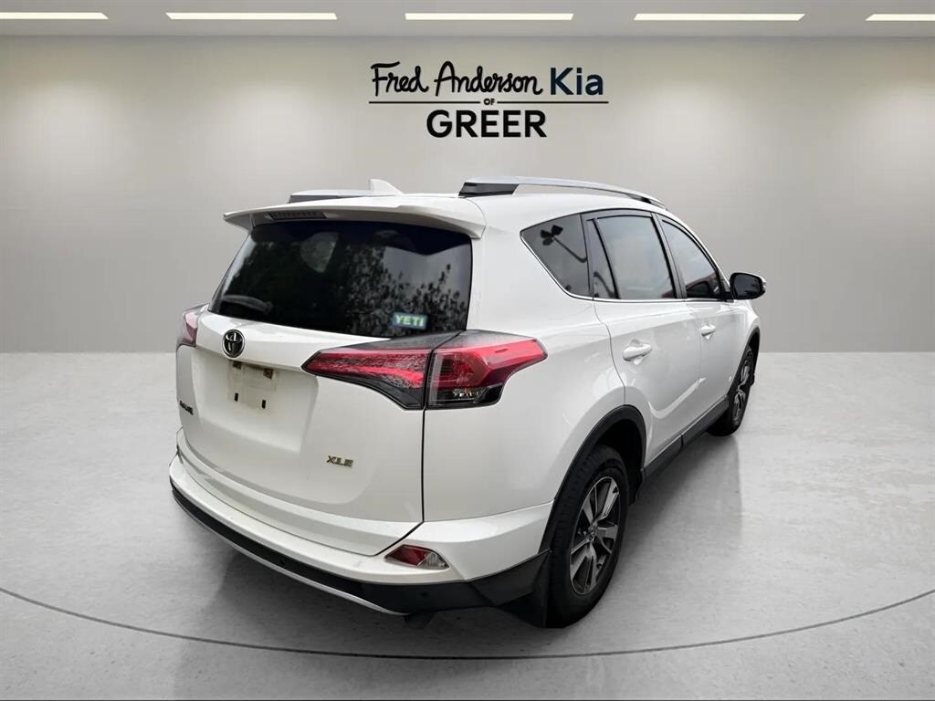 2016 Toyota RAV4 XLE photo 2