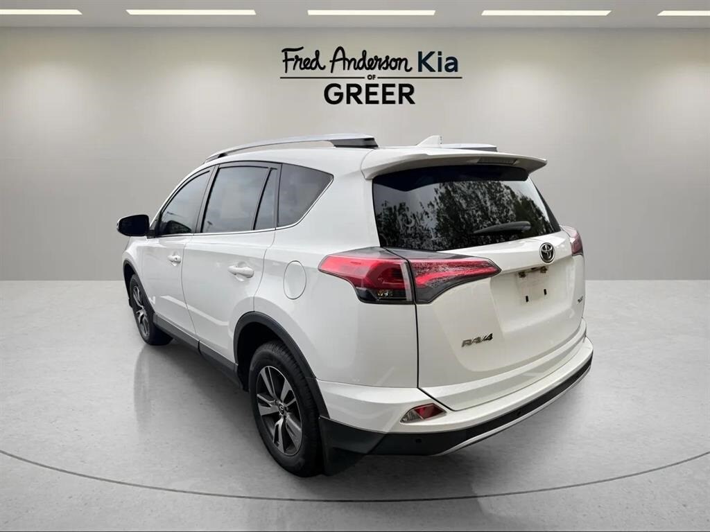 2016 Toyota RAV4 XLE photo 4