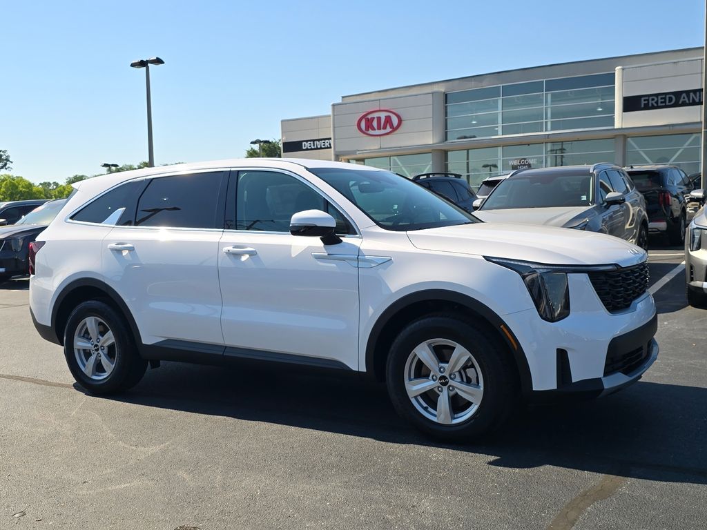 2026 Kia Sorento LX AT's photo