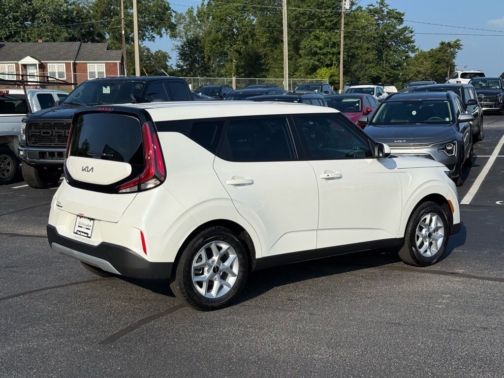 2025 Kia Soul LX photo 2