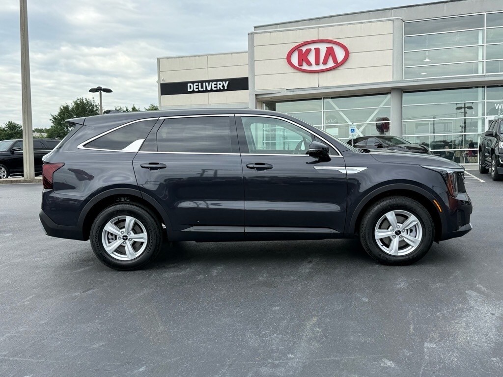 2025 Kia Sorento LX photo 2