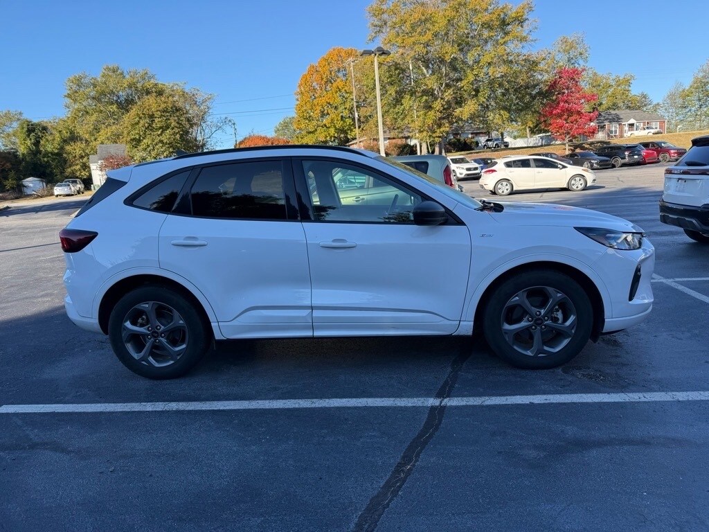 2023 Ford Escape ST-Line photo 2
