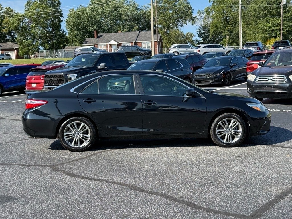 2017 Toyota Camry SE photo 2